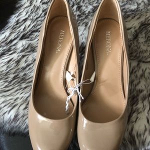 Nude pumps